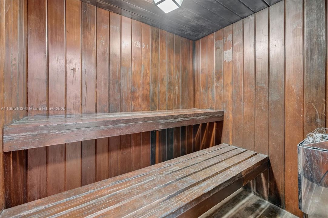 待售: $230,000 (2 贝兹, 1 浴室, 911 平方英尺)