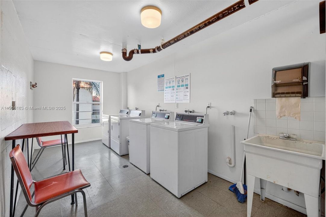 待售: $230,000 (2 贝兹, 1 浴室, 911 平方英尺)