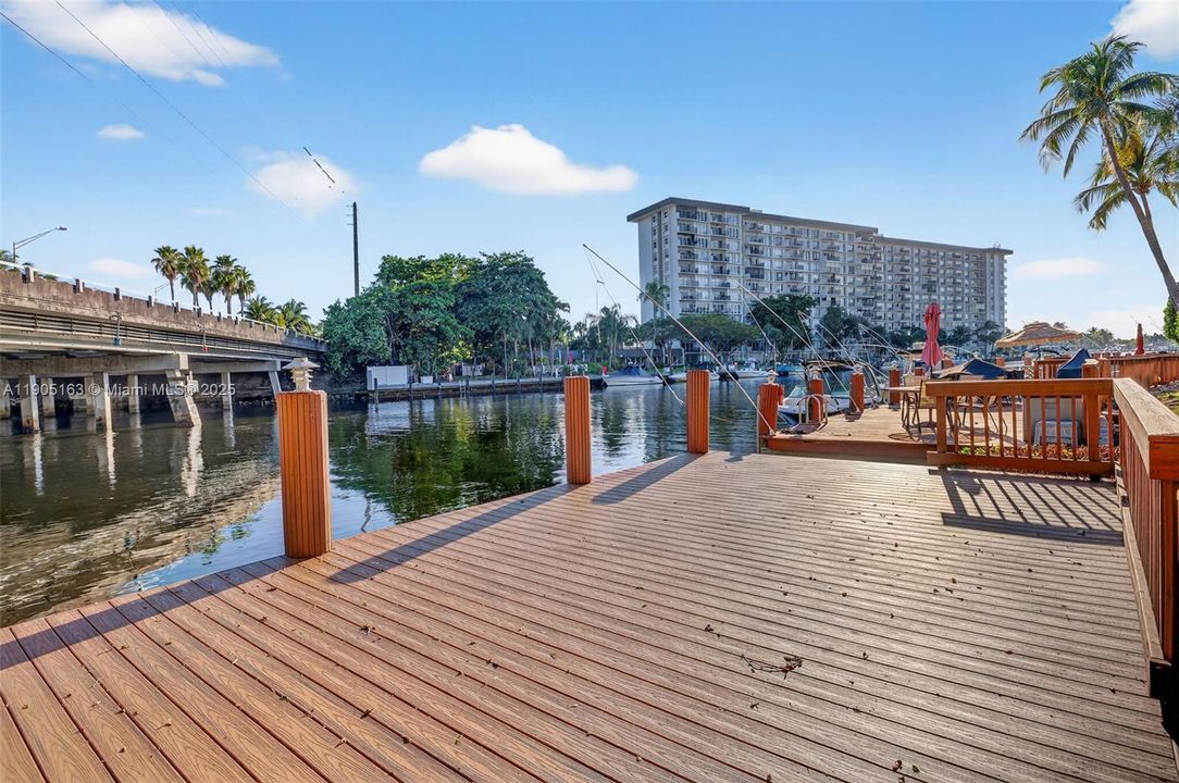 待售: $230,000 (2 贝兹, 1 浴室, 911 平方英尺)