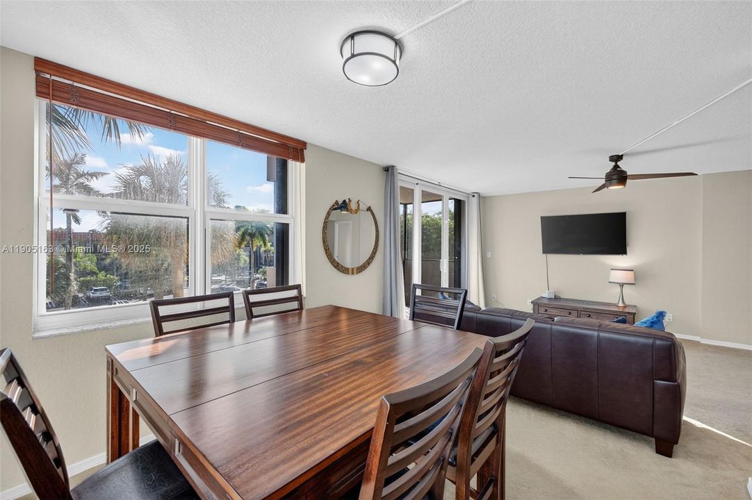 待售: $230,000 (2 贝兹, 1 浴室, 911 平方英尺)