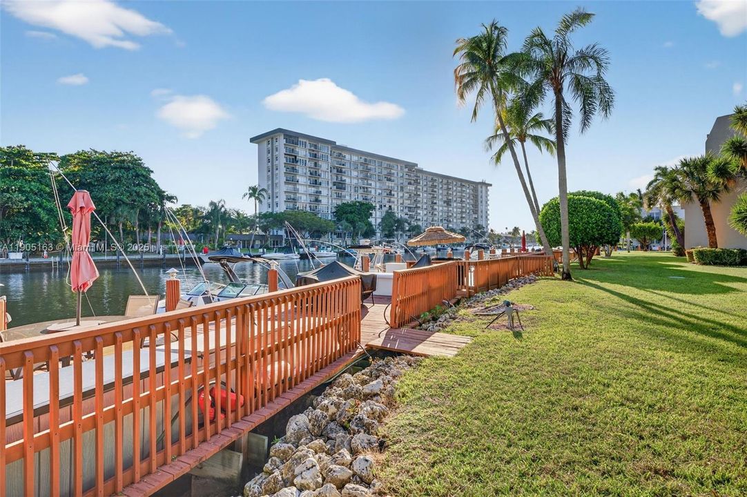 待售: $230,000 (2 贝兹, 1 浴室, 911 平方英尺)