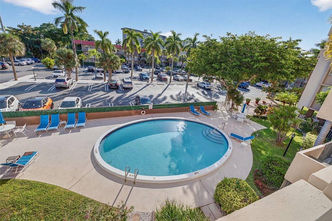 待售: $230,000 (2 贝兹, 1 浴室, 911 平方英尺)