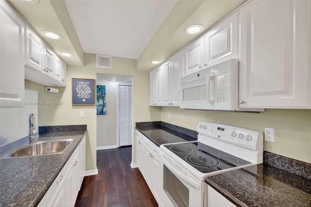 待售: $230,000 (2 贝兹, 1 浴室, 911 平方英尺)