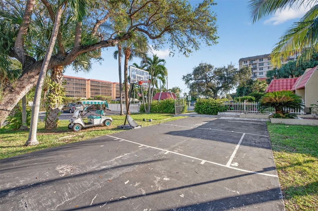 待售: $230,000 (2 贝兹, 1 浴室, 911 平方英尺)