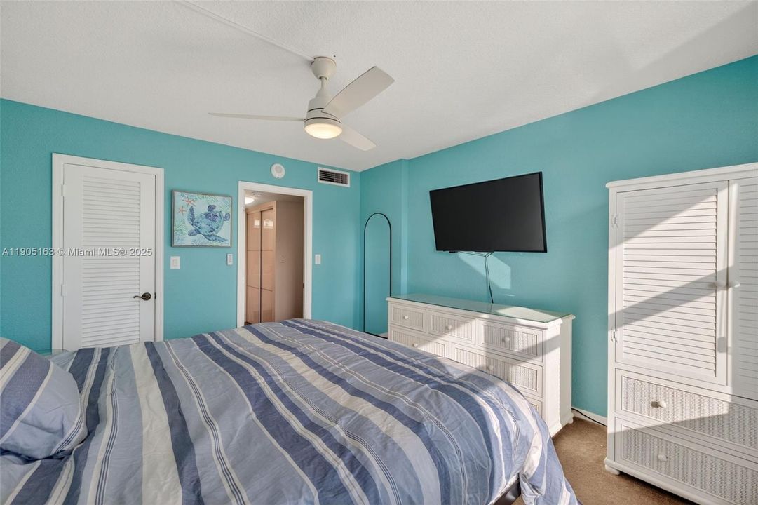 待售: $230,000 (2 贝兹, 1 浴室, 911 平方英尺)