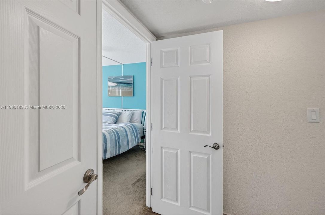 待售: $230,000 (2 贝兹, 1 浴室, 911 平方英尺)