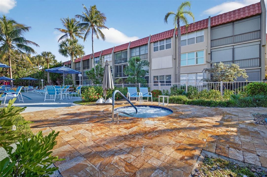 待售: $230,000 (2 贝兹, 1 浴室, 911 平方英尺)