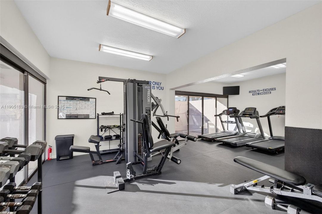 待售: $230,000 (2 贝兹, 1 浴室, 911 平方英尺)