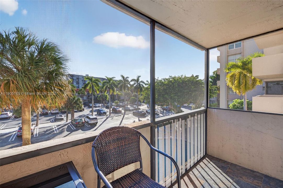 待售: $230,000 (2 贝兹, 1 浴室, 911 平方英尺)