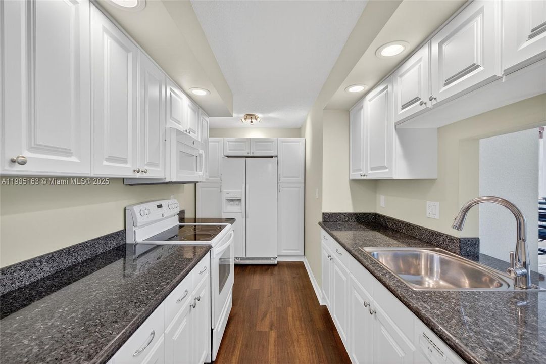 待售: $230,000 (2 贝兹, 1 浴室, 911 平方英尺)