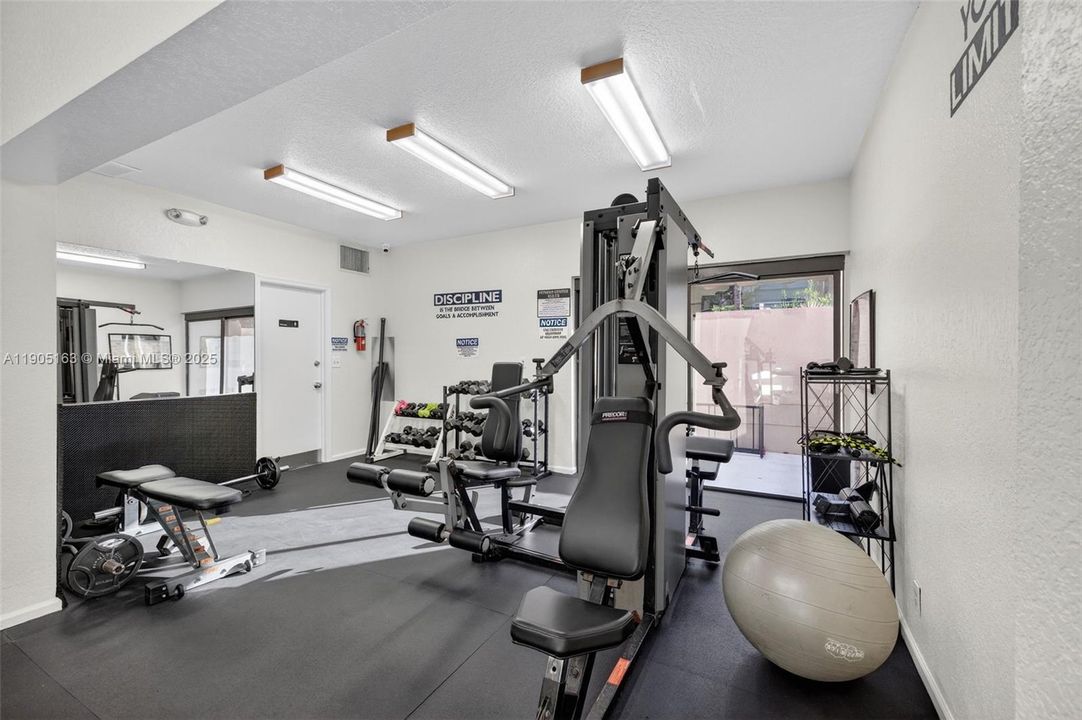 待售: $230,000 (2 贝兹, 1 浴室, 911 平方英尺)