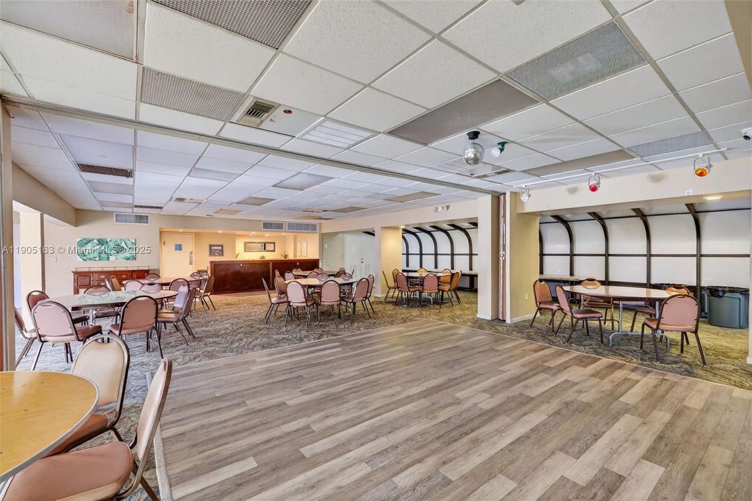 待售: $230,000 (2 贝兹, 1 浴室, 911 平方英尺)