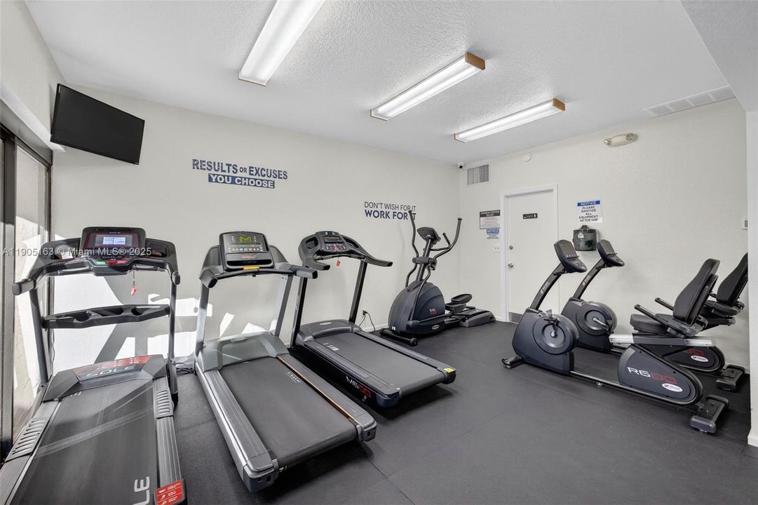 待售: $230,000 (2 贝兹, 1 浴室, 911 平方英尺)