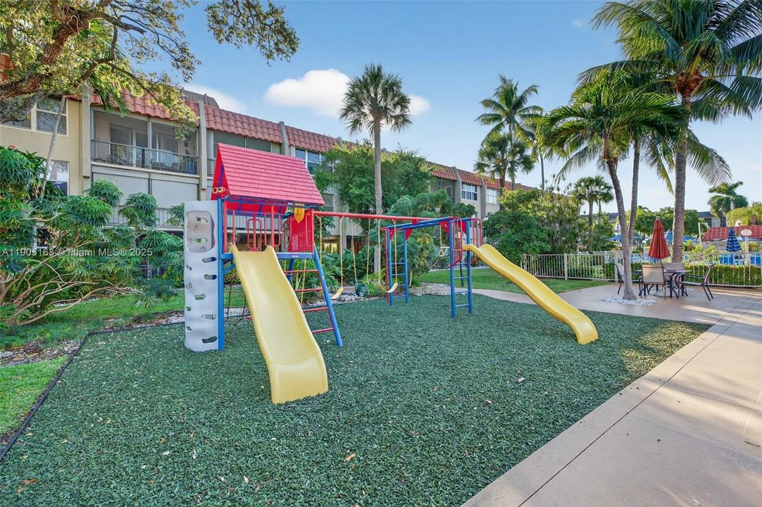 待售: $230,000 (2 贝兹, 1 浴室, 911 平方英尺)