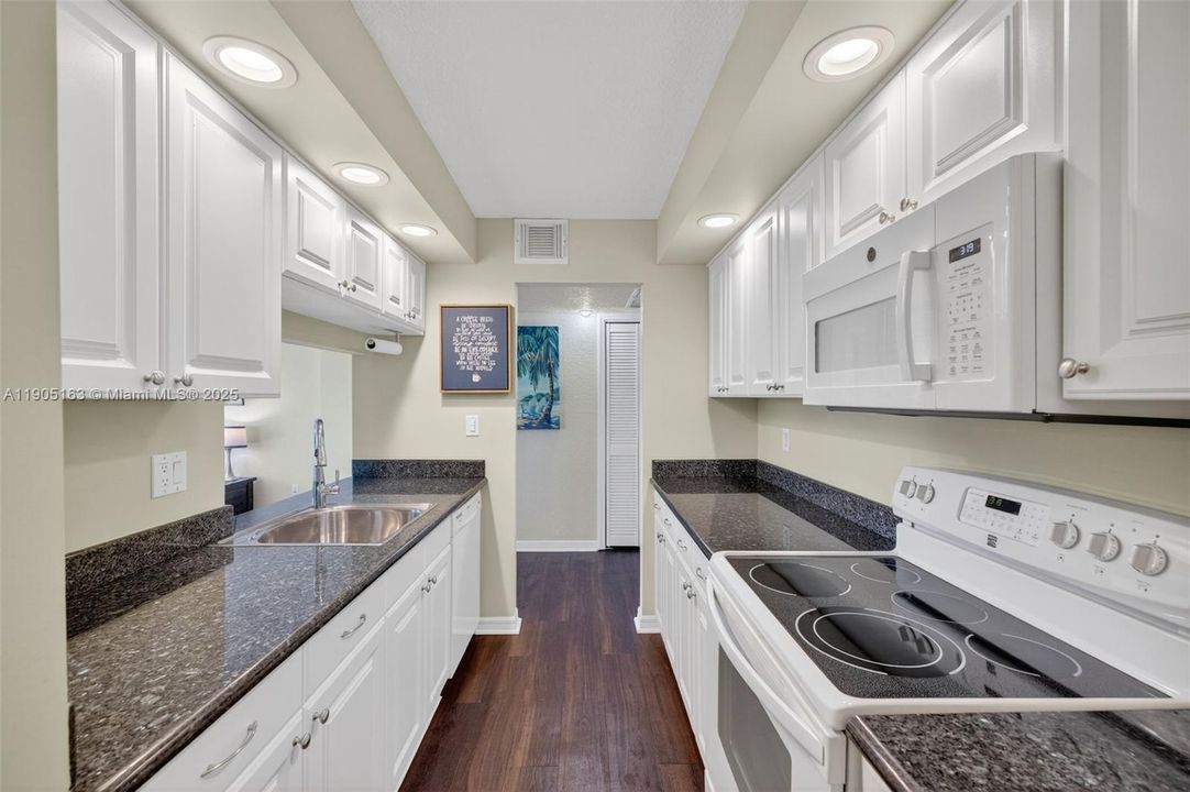 待售: $230,000 (2 贝兹, 1 浴室, 911 平方英尺)