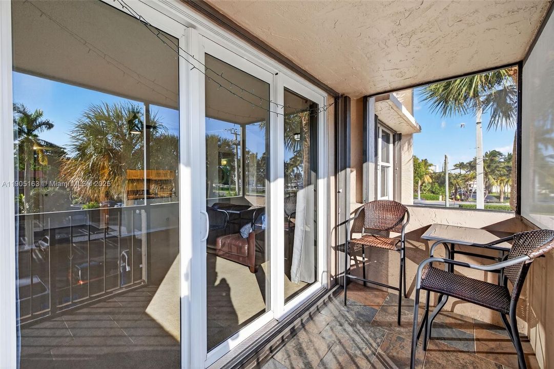 待售: $230,000 (2 贝兹, 1 浴室, 911 平方英尺)