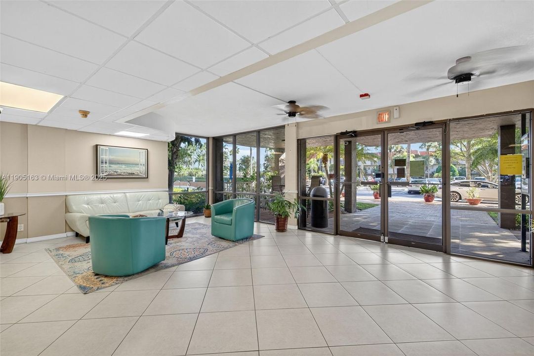 待售: $230,000 (2 贝兹, 1 浴室, 911 平方英尺)