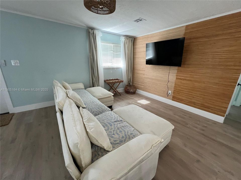 На продажу: $649,900 (2 спален, 1 ванн, 984 Квадратных фут)