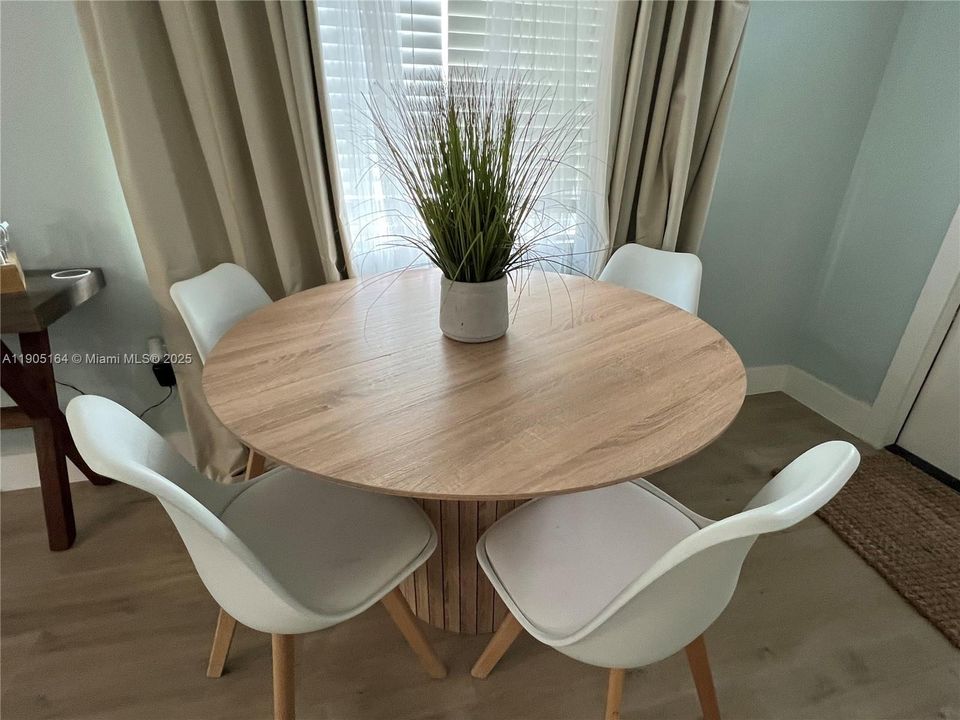 На продажу: $649,900 (2 спален, 1 ванн, 984 Квадратных фут)