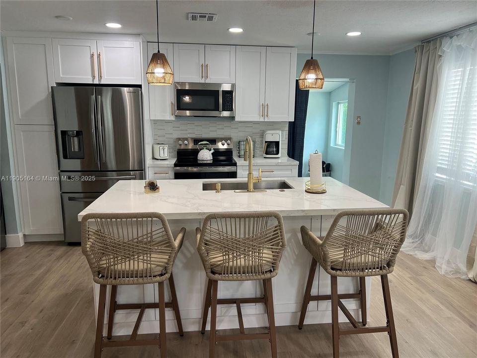 На продажу: $649,900 (2 спален, 1 ванн, 984 Квадратных фут)