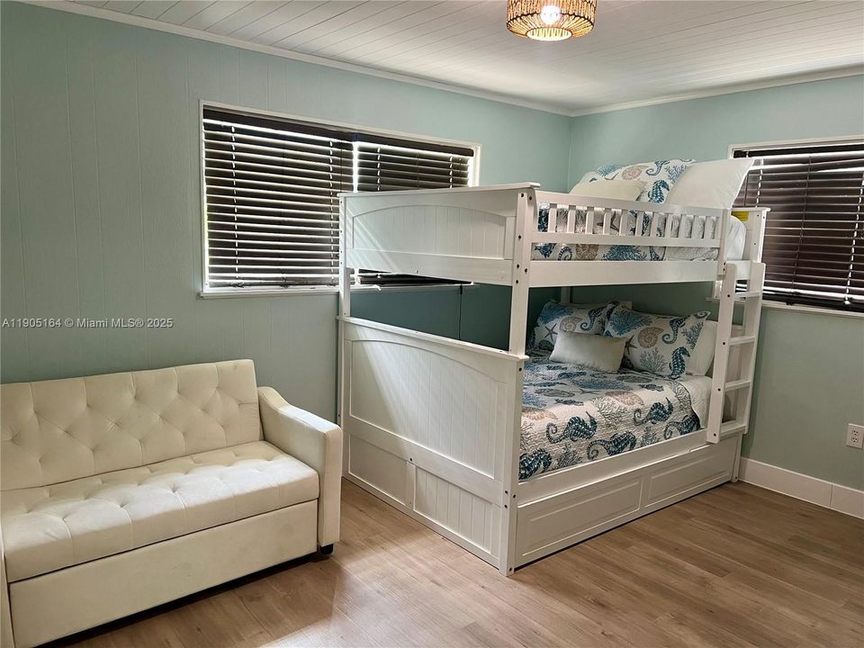 На продажу: $649,900 (2 спален, 1 ванн, 984 Квадратных фут)