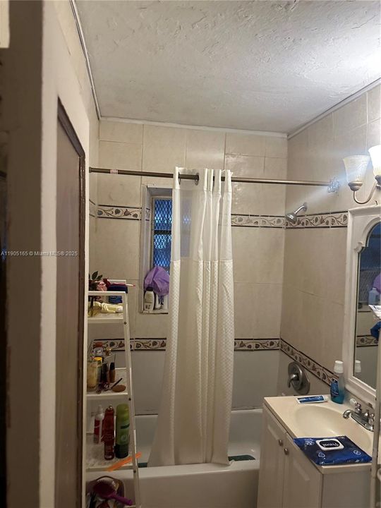 合同活跃: $399,999 (3 贝兹, 2 浴室, 1176 平方英尺)