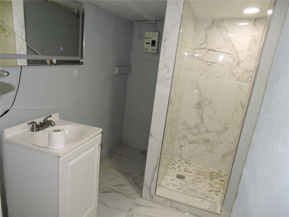 Recently Rented: $1,400 (2 beds, 1 baths, 750 Square Feet)