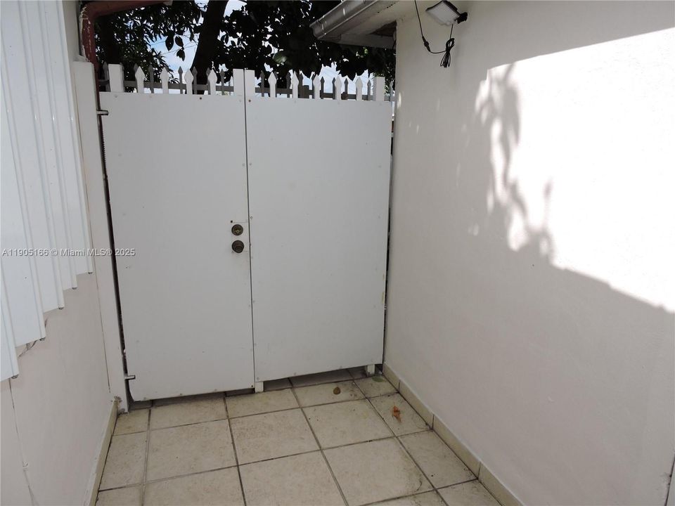 Recently Rented: $1,400 (2 beds, 1 baths, 750 Square Feet)