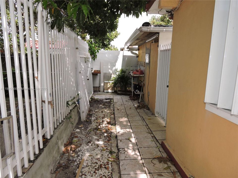 Recently Rented: $1,400 (2 beds, 1 baths, 750 Square Feet)