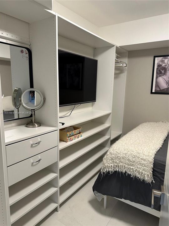 For Rent: $5,500 (1 beds, 2 baths, 1260 Square Feet)