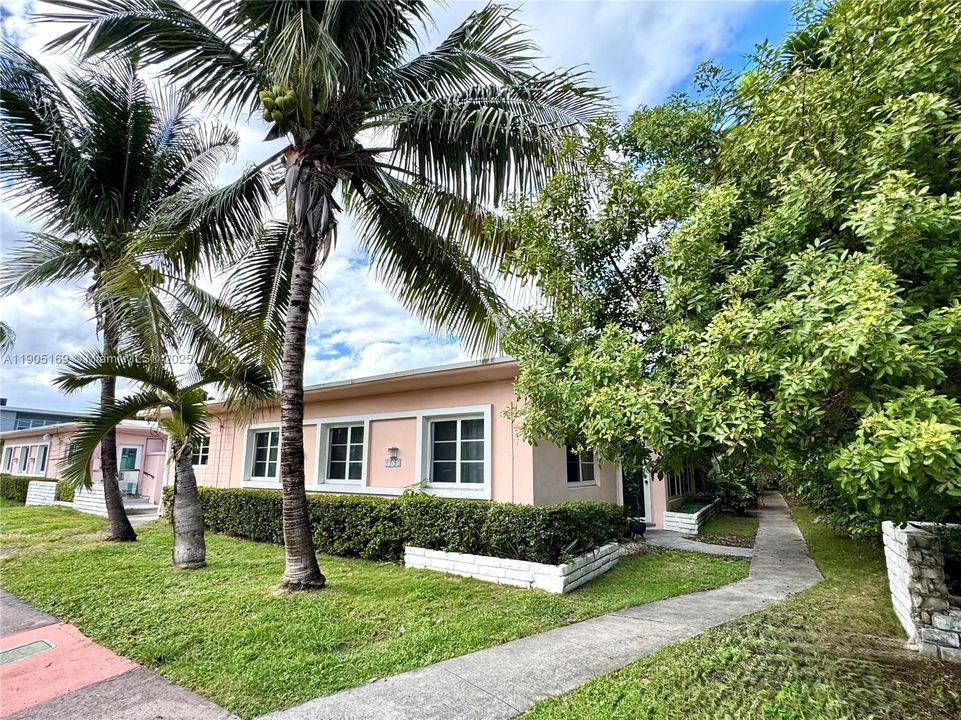 For Sale: $325,000 (2 beds, 2 baths, 890 Square Feet)