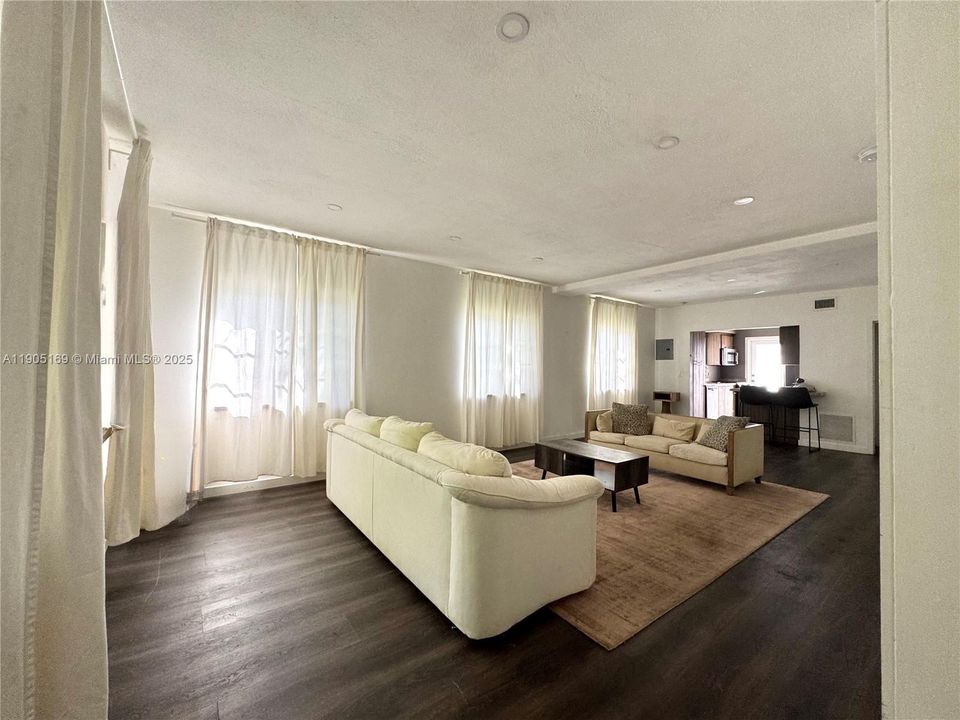 For Sale: $325,000 (2 beds, 2 baths, 890 Square Feet)