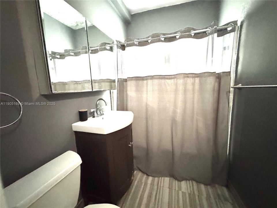 For Sale: $325,000 (2 beds, 2 baths, 890 Square Feet)