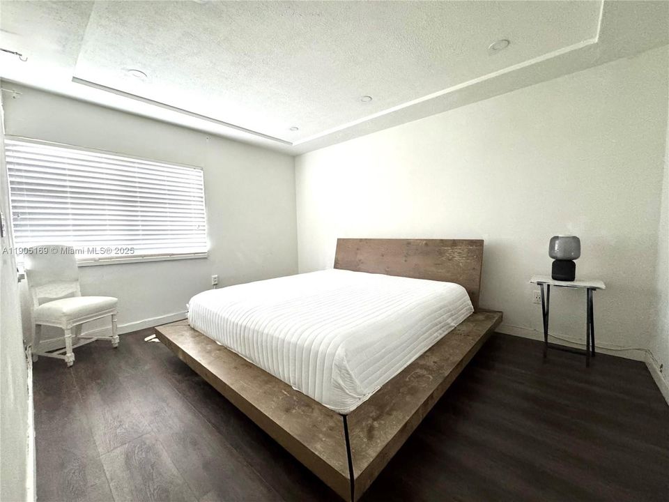 For Sale: $325,000 (2 beds, 2 baths, 890 Square Feet)