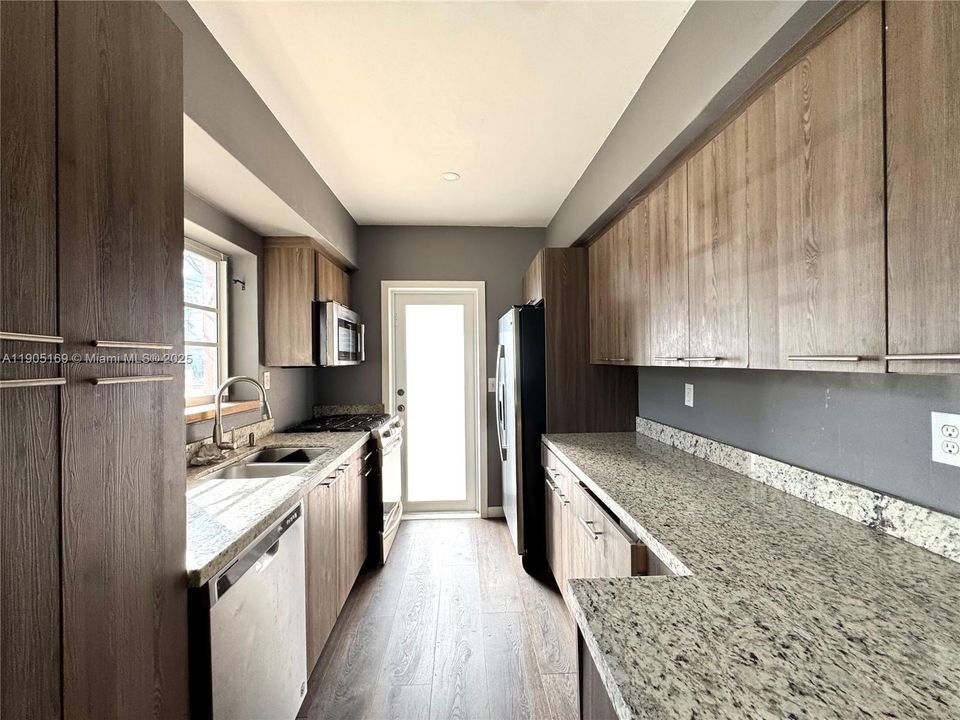 For Sale: $325,000 (2 beds, 2 baths, 890 Square Feet)