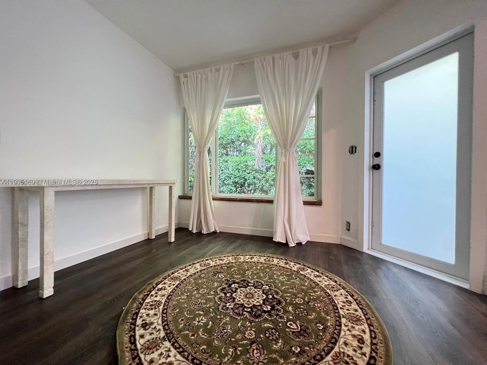 For Sale: $325,000 (2 beds, 2 baths, 890 Square Feet)