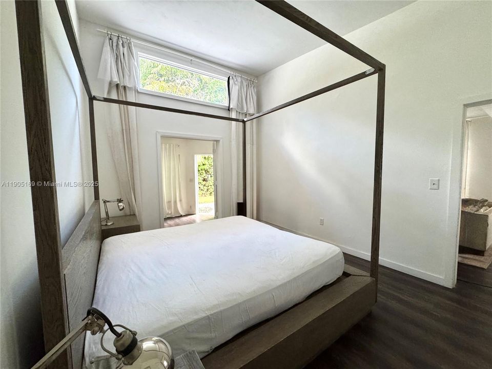 For Sale: $325,000 (2 beds, 2 baths, 890 Square Feet)