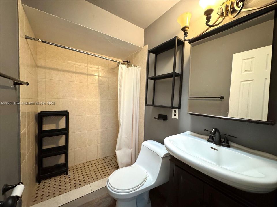 For Sale: $325,000 (2 beds, 2 baths, 890 Square Feet)