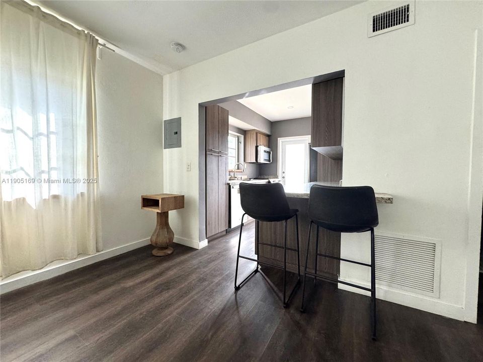 For Sale: $325,000 (2 beds, 2 baths, 890 Square Feet)