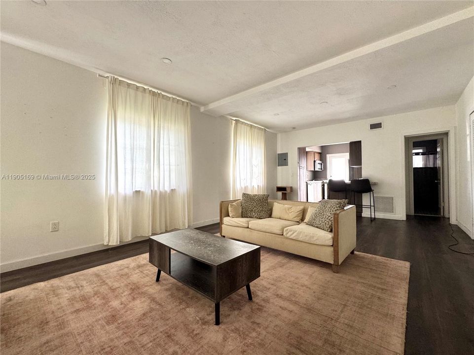 For Sale: $325,000 (2 beds, 2 baths, 890 Square Feet)