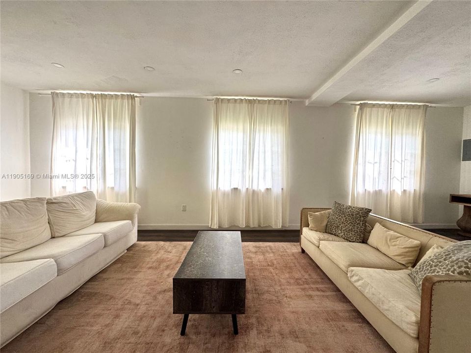 For Sale: $325,000 (2 beds, 2 baths, 890 Square Feet)