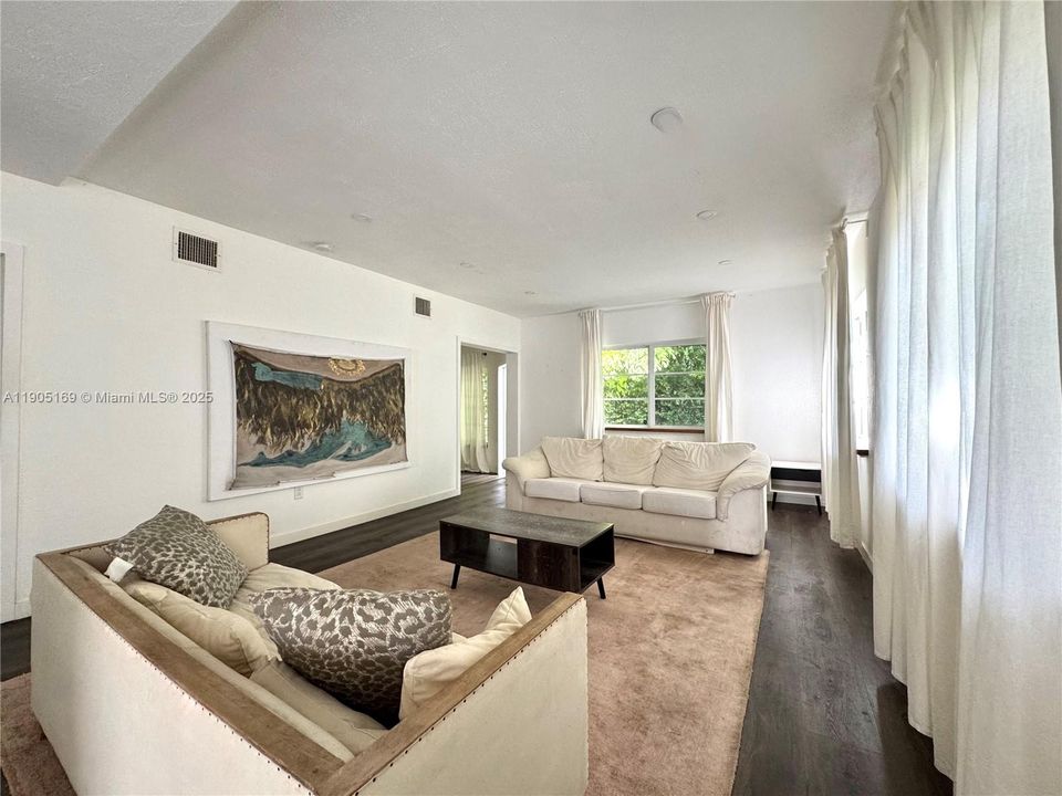 For Sale: $325,000 (2 beds, 2 baths, 890 Square Feet)