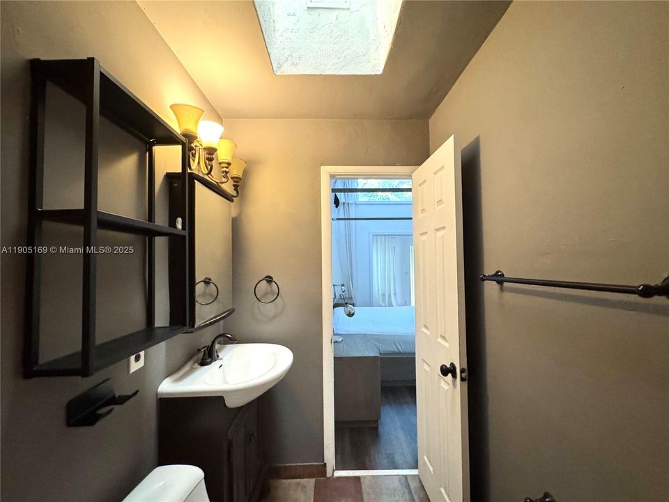 For Sale: $325,000 (2 beds, 2 baths, 890 Square Feet)