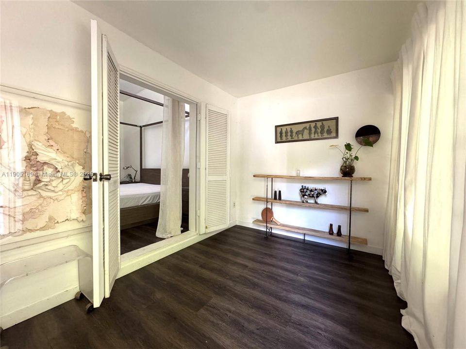 For Sale: $325,000 (2 beds, 2 baths, 890 Square Feet)