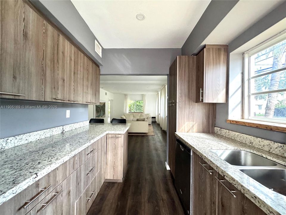 For Sale: $325,000 (2 beds, 2 baths, 890 Square Feet)