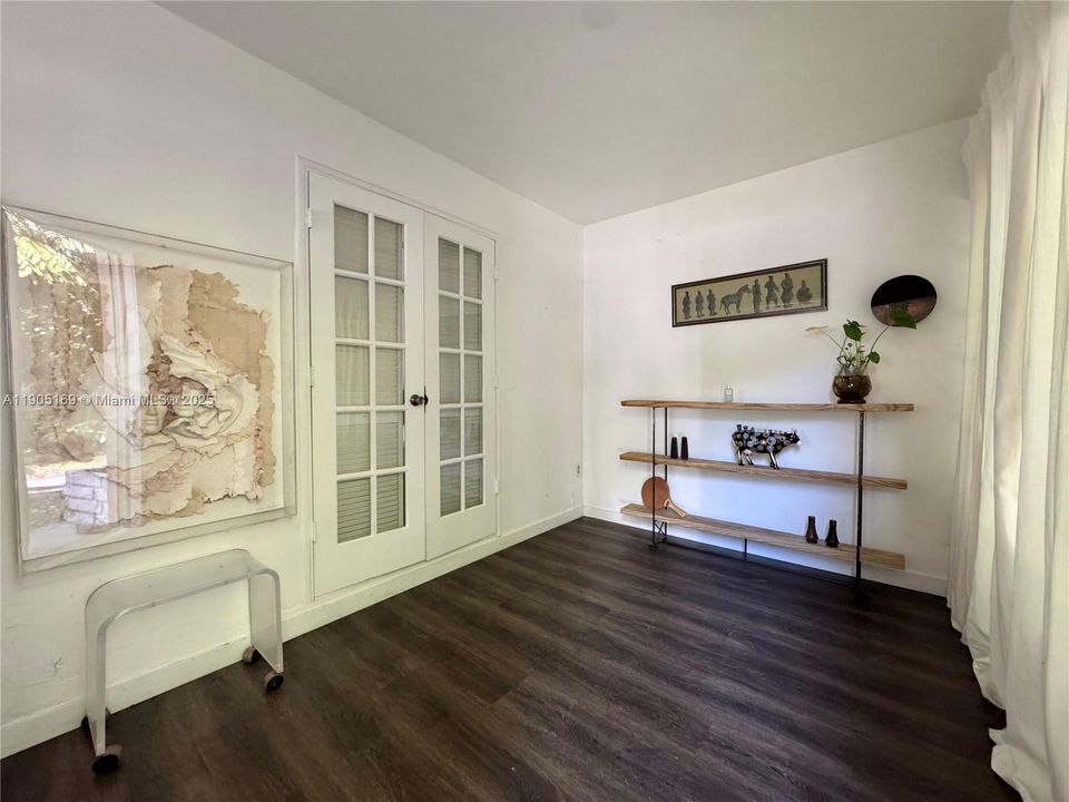 For Sale: $325,000 (2 beds, 2 baths, 890 Square Feet)