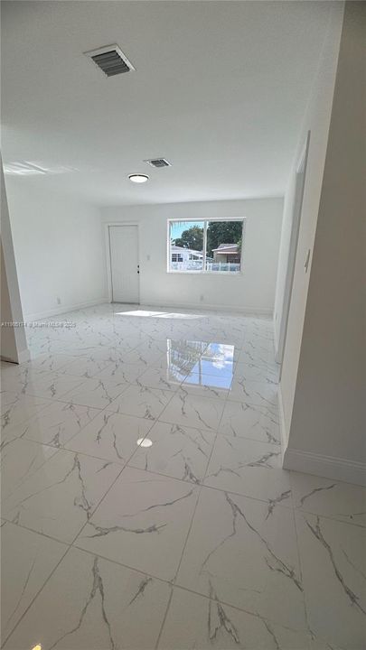 Recently Rented: $3,000 (3 beds, 2 baths, 1000 Square Feet)