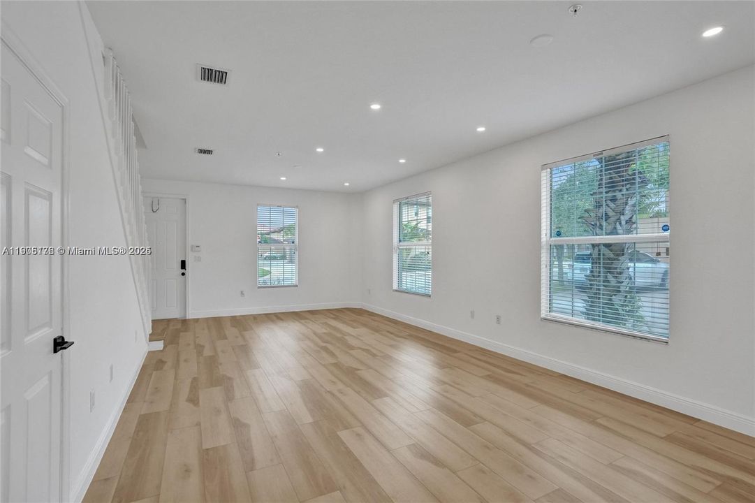 出租: $3,500 (3 贝兹, 2 浴室, 1660 平方英尺)