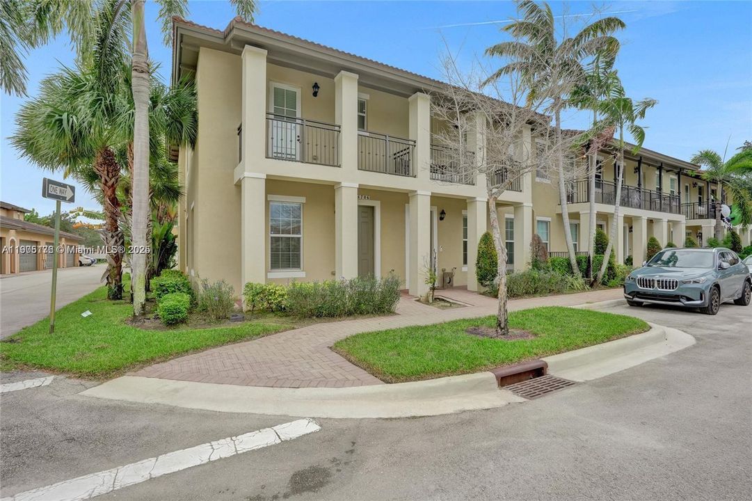 出租: $3,500 (3 贝兹, 2 浴室, 1660 平方英尺)