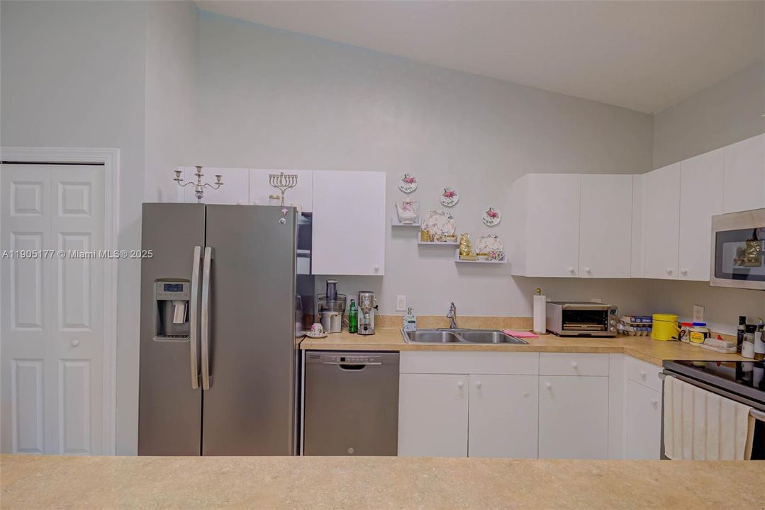 For Sale: $144,900 (2 beds, 2 baths, 1199 Square Feet)